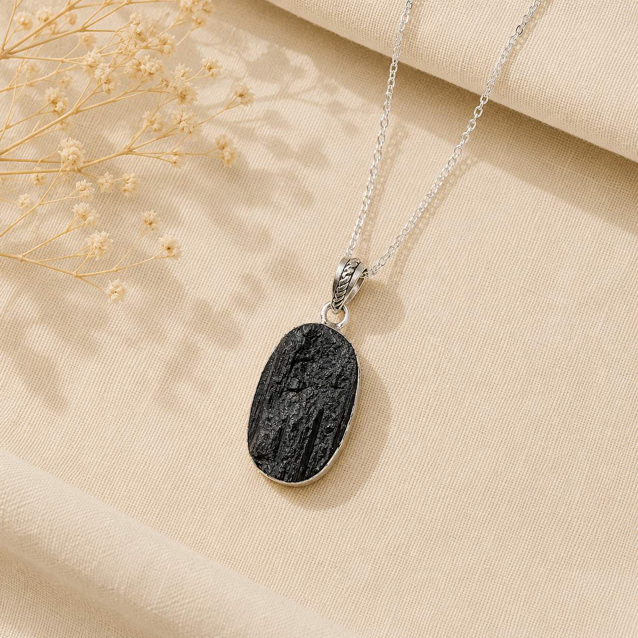 black_oval_pendant_250kb