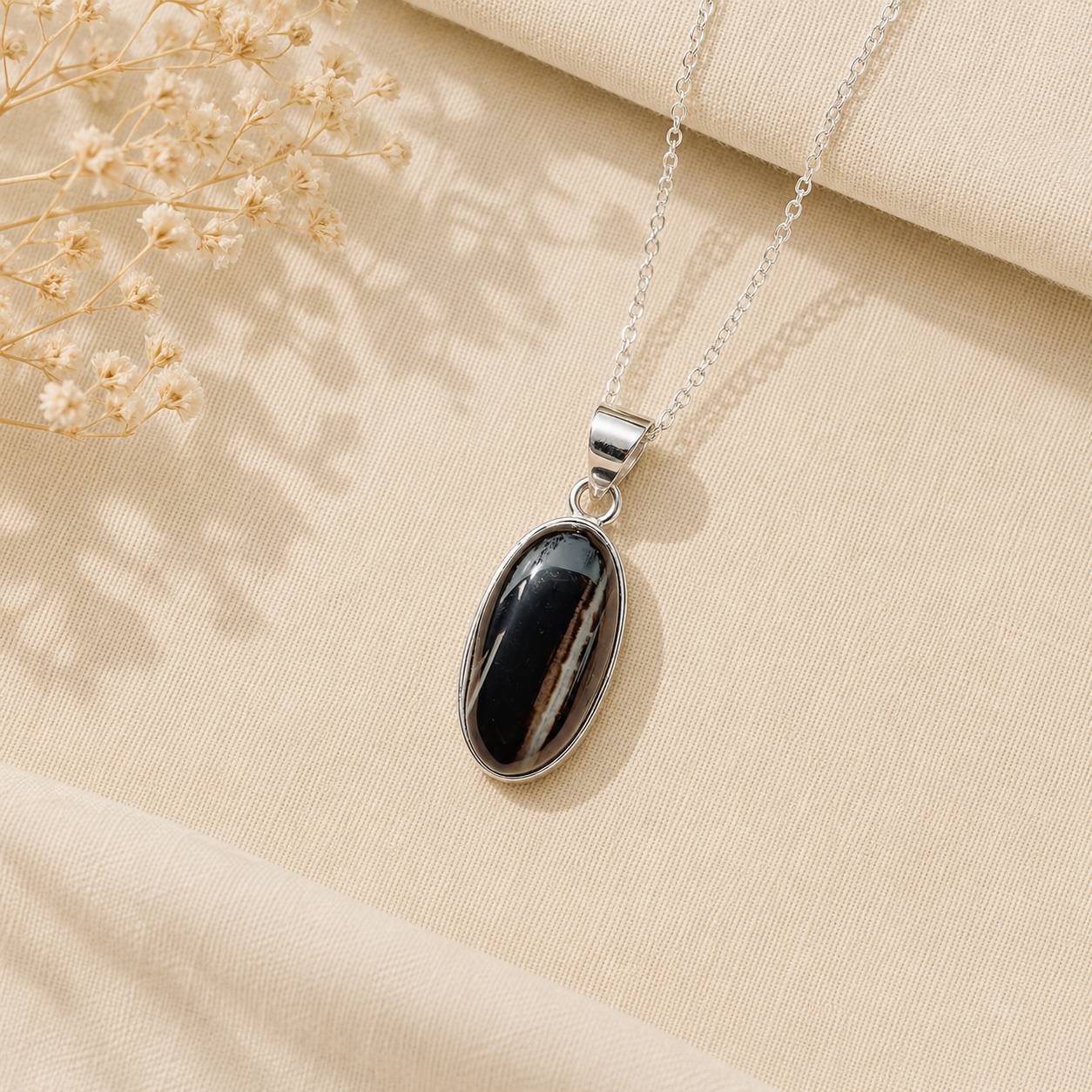 black_pendant_250kb